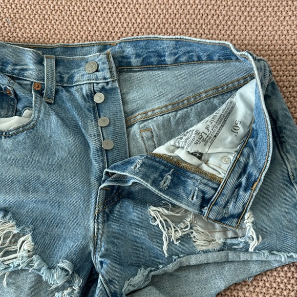 Levi’s 501 distressed high waisted shorts - Picture 2 of 3